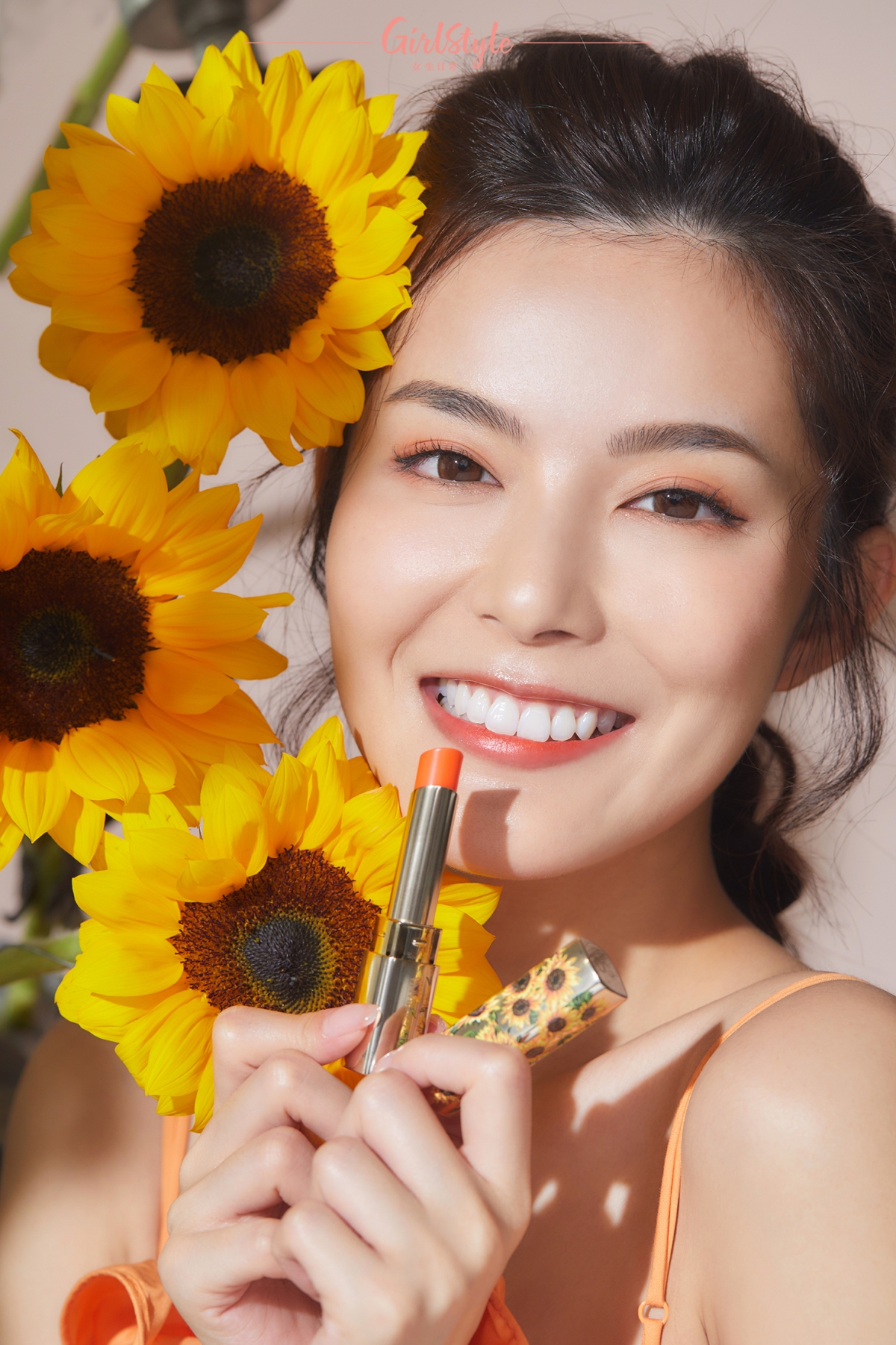 Joyful Sunflower 4是溫暖活潑的珊瑚色。