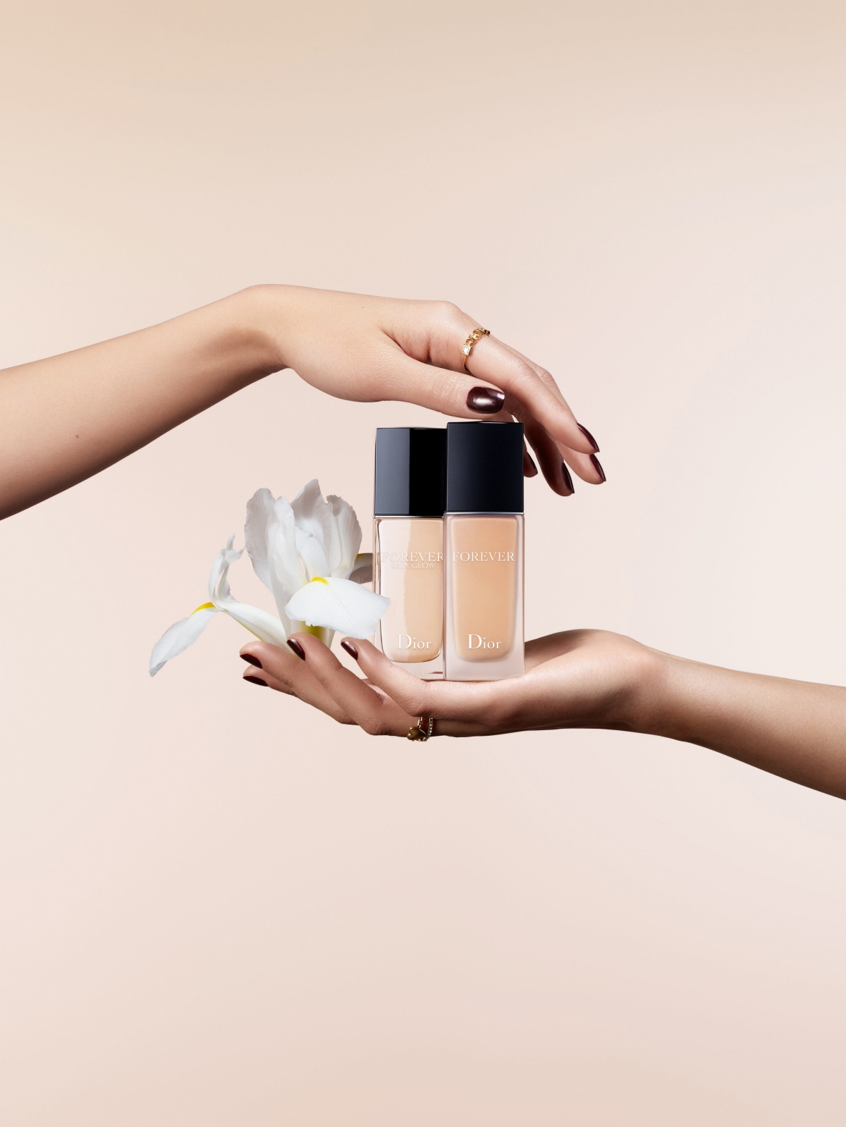 Dior皇牌全新升級配方恆久貼肌粉底液，加入86%花卉護膚成分，24小時不暈染、水潤不脫妝效果更出色。