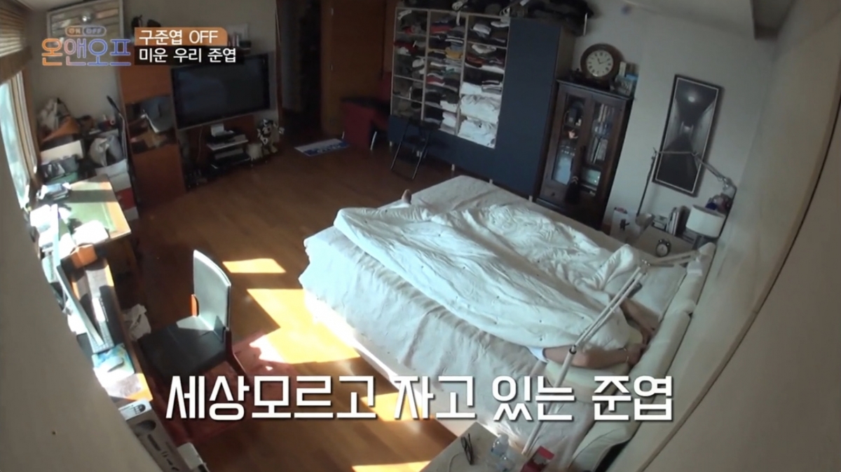 除了工作桌和電視機之外,具俊曄的房間亦擺放了不少衣物~