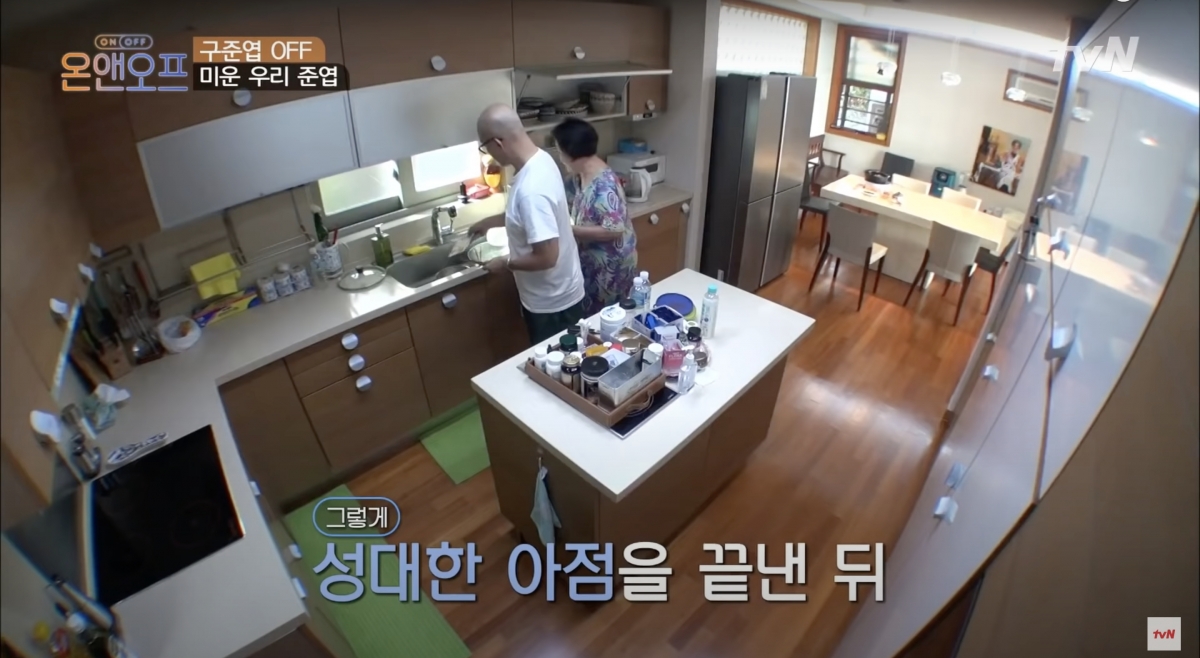 除了L形的廚櫃之外,中間亦設有中島廚櫃!