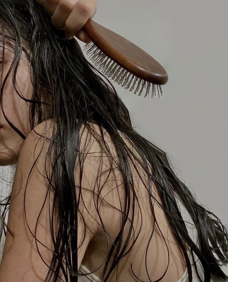 在濕髮的情況下較容易將頭髮梳開，然後再由上而下輕輕將頭髮梳順。