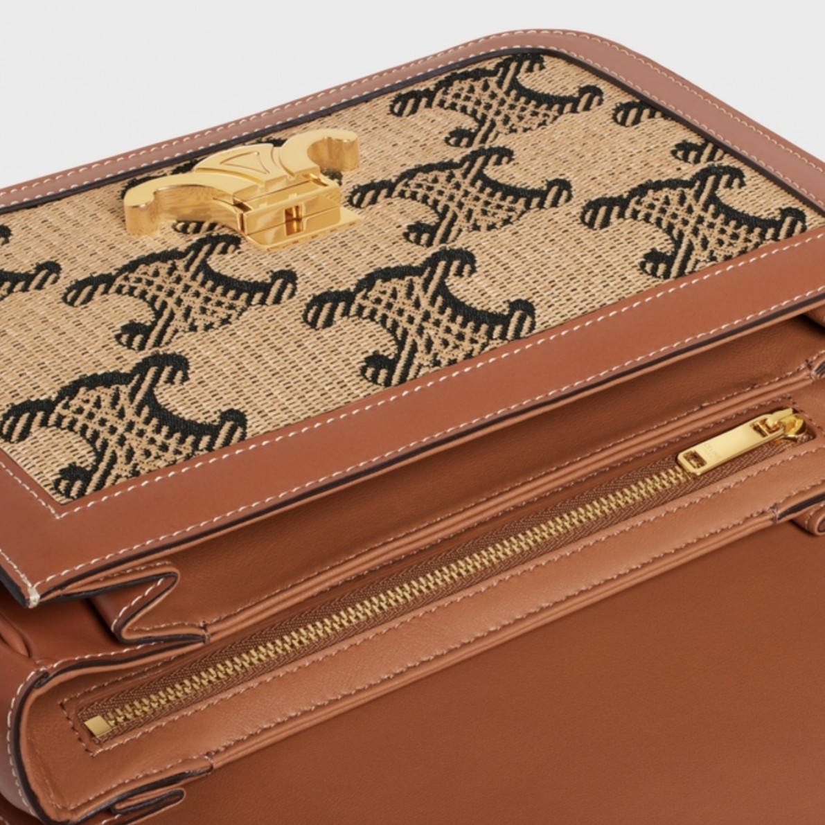 內裡一共有3個主內格、一個拉鍊口袋及一個扁平口袋!