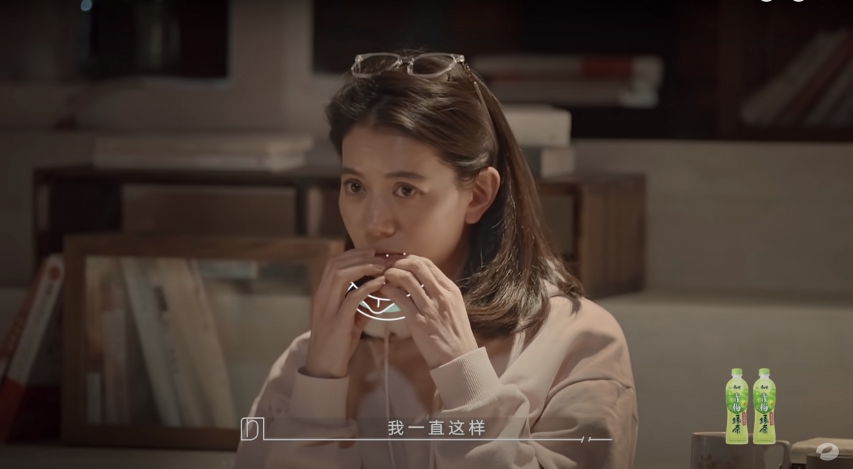 當食晚飯的時候，袁詠儀一邊食，一邊忍不住目不轉睛地離遠觀察著魔童的一舉一動！