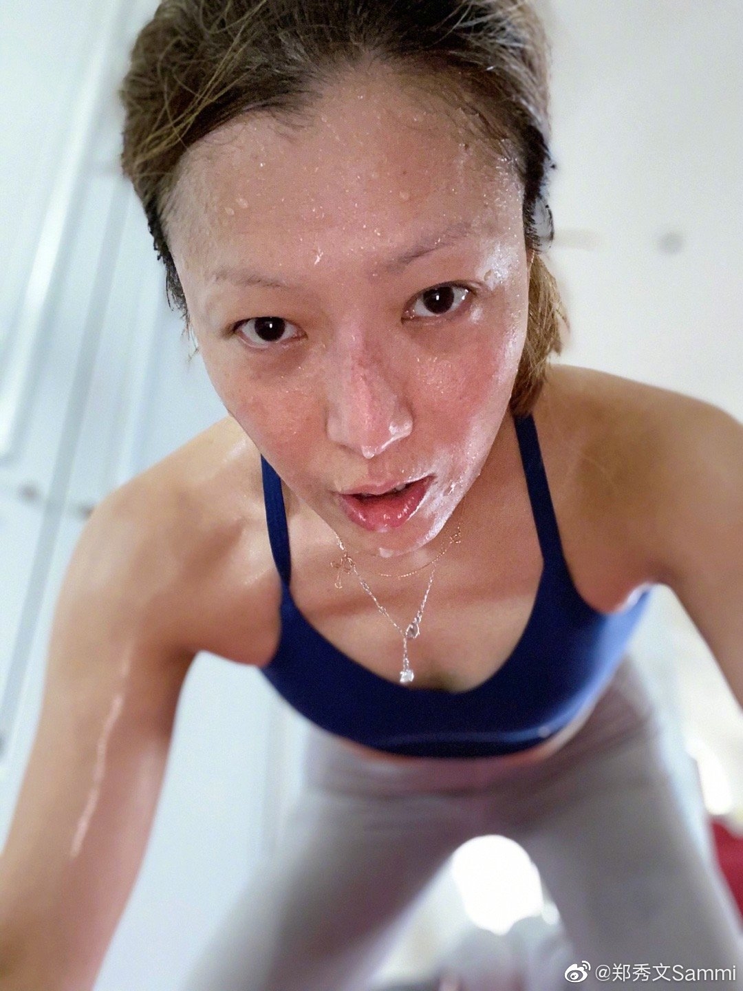 鄭秀文曾分享自己素顏做運動的相片~