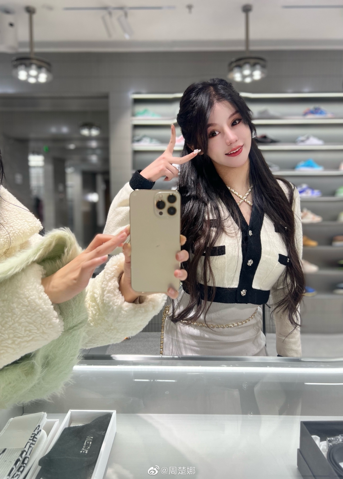 周楚娜更有份主演電影《面面具道之鏡花》