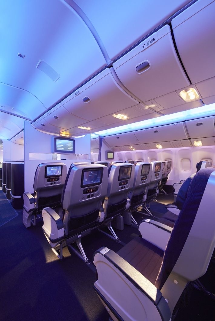 有研究發現坐在緊急出口附近5行的乘客距離出口較近,因此存活率較高!