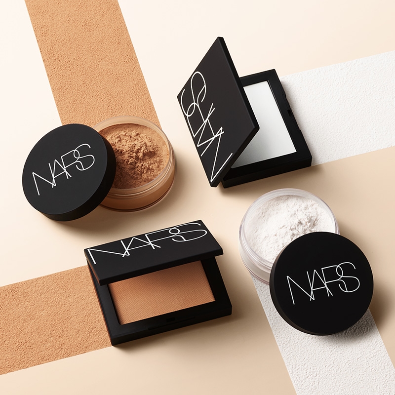 原生光蜜粉粉質幼細又易於暈染,令妝容持久貼服