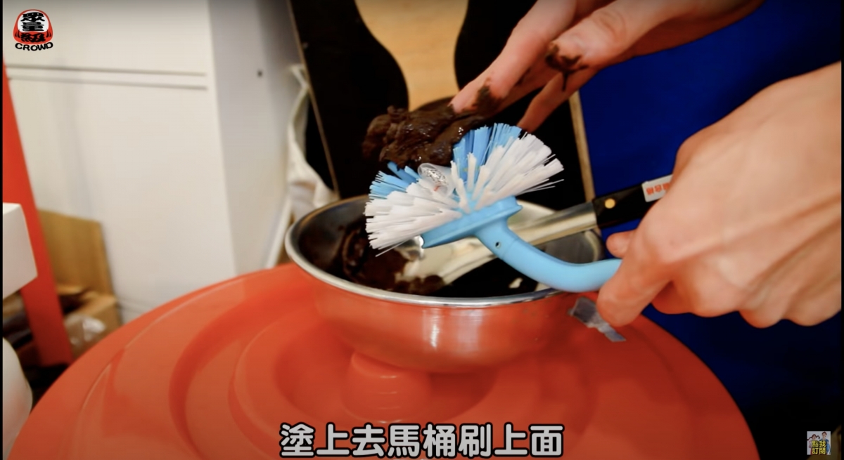 用朱古力製成的假大便!