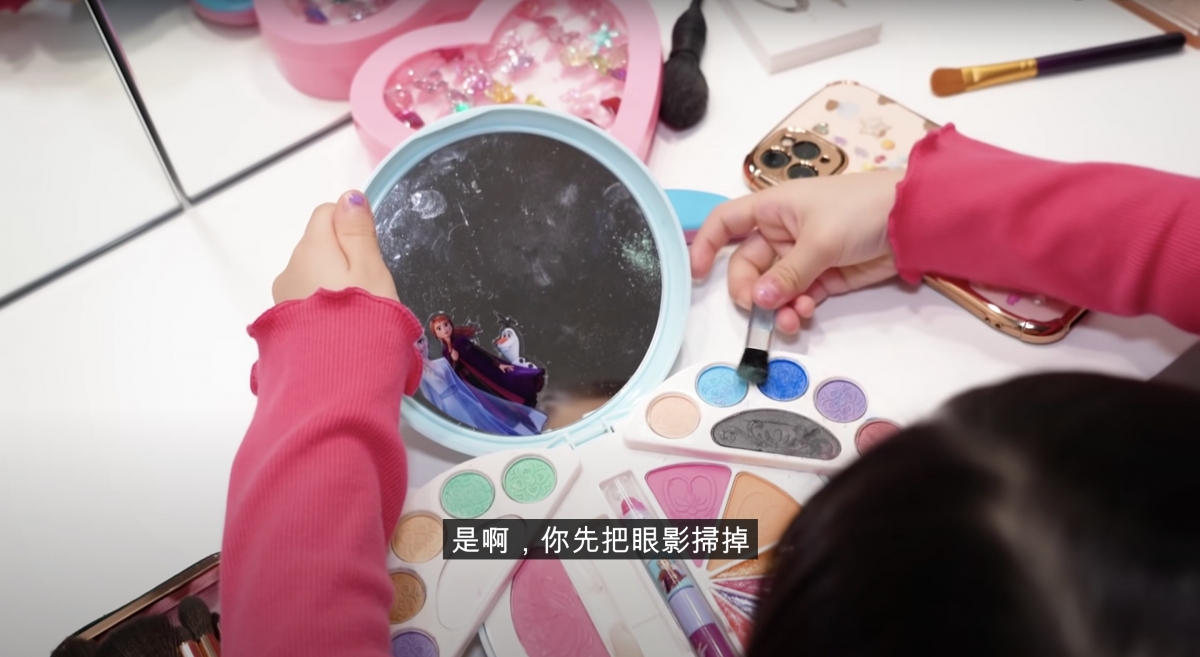 化上眼之前,Kelly更識得先將化妝掃多餘的眼影掃掉~