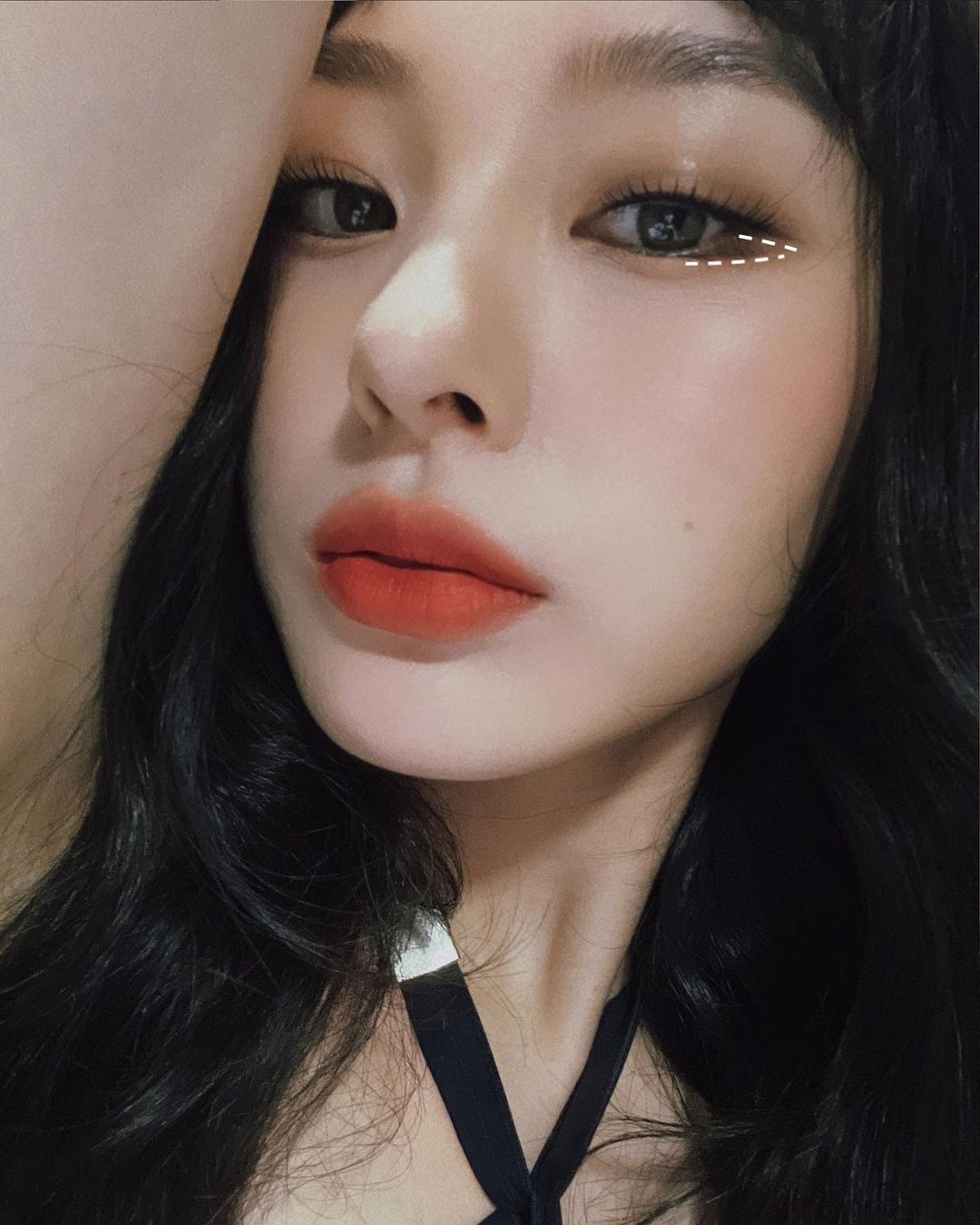 再加強下眼尾三角位置的眼影暈染。