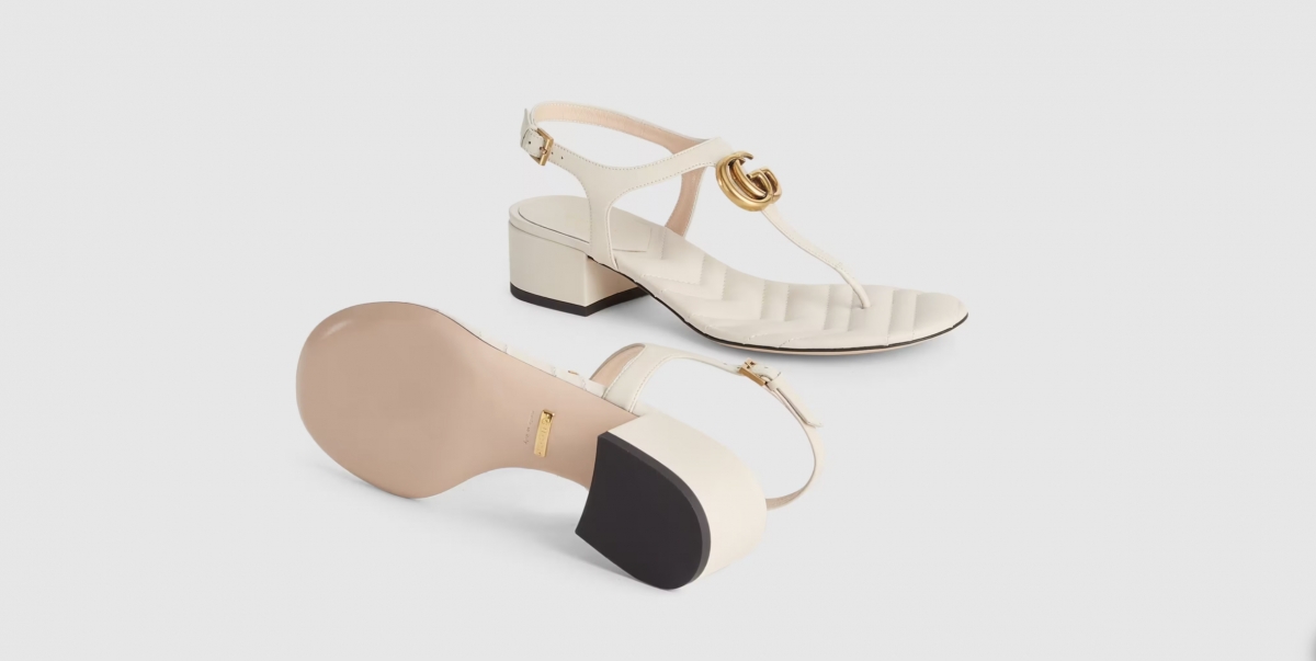 Gucci這款涼鞋設計簡約而優雅,白色皮革突顯出鞋面的金屬雙G標誌~