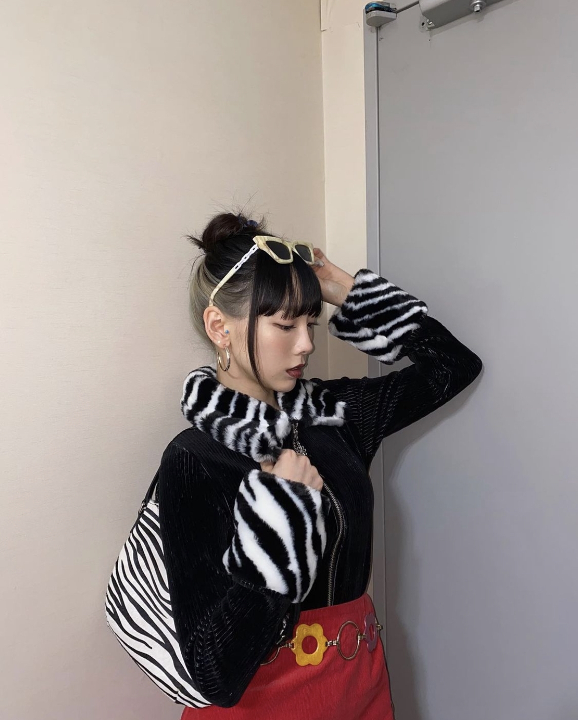 嘗試一下將頭髮紥起，可以完美分辨到上下兩種顏色，視覺效果相當有趣！