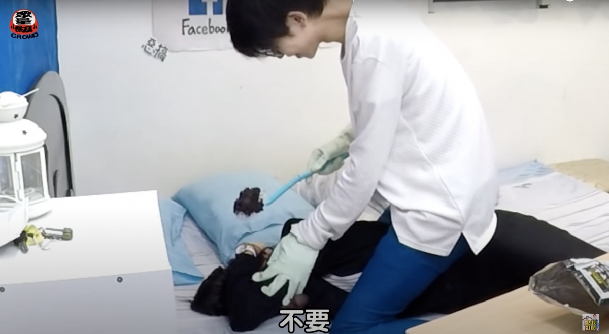 塗在家寧的臉上,將女友弄哭!