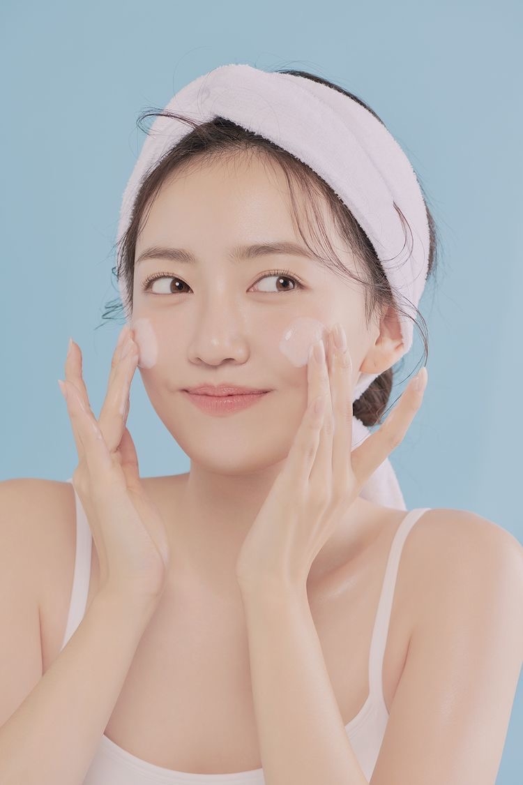 直至臉上出現奶白色的液體就代表卸妝油已經乳化