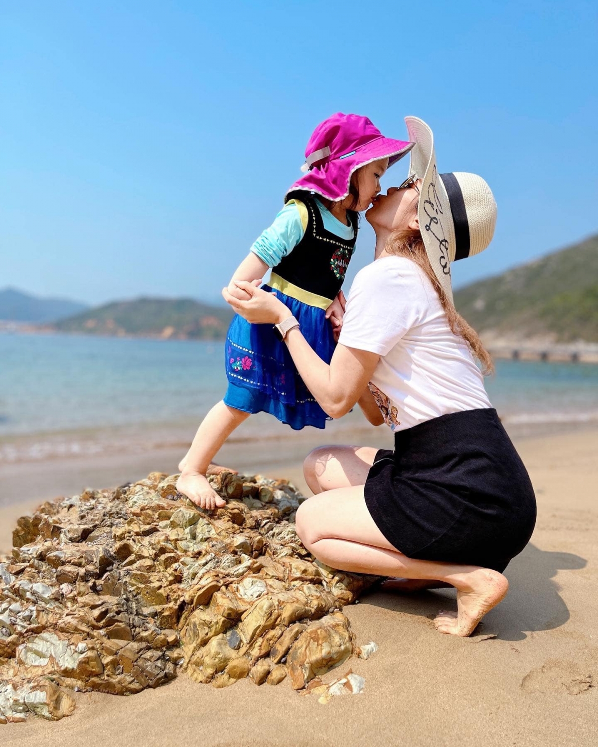 張嘉兒與寶寶合照