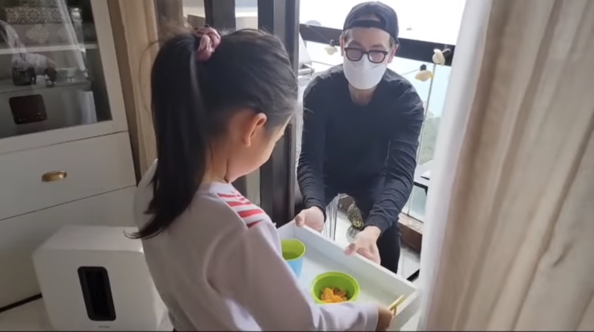 陳豪打開玻璃門接過小食之後就立即關門,全程依舊戴着口罩。