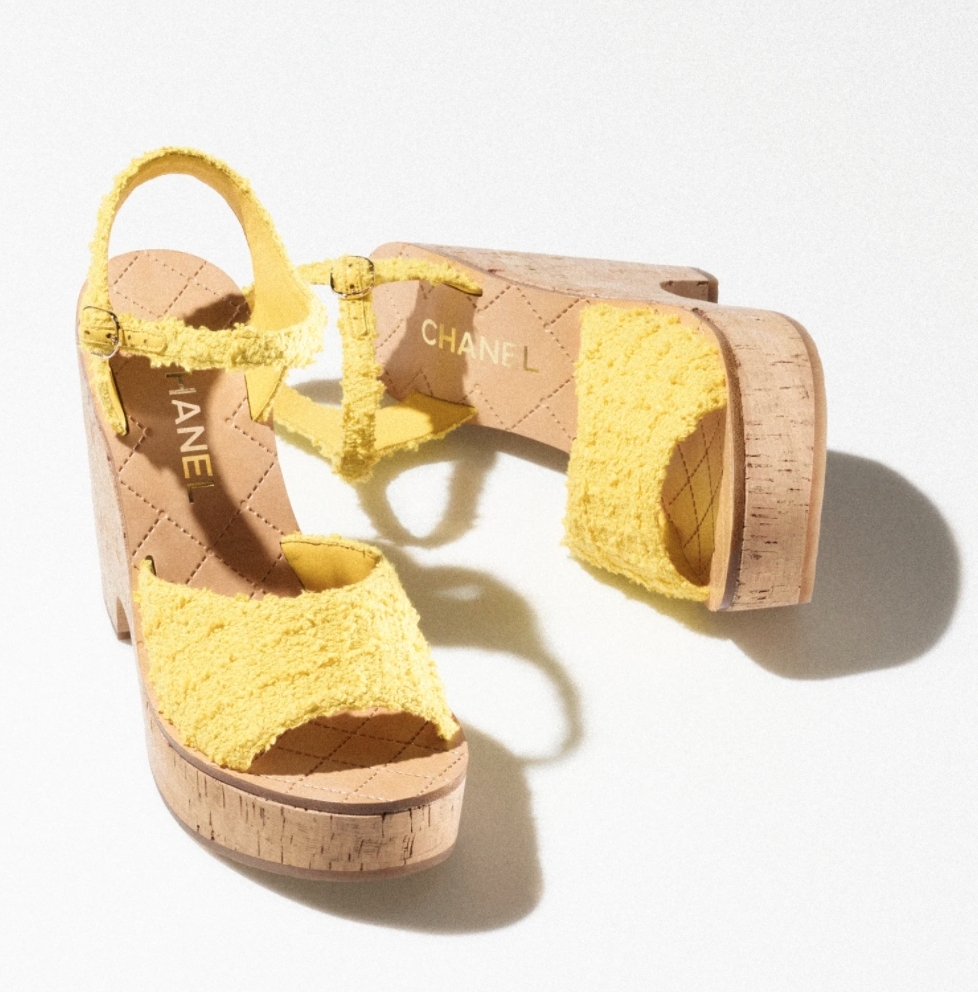 Chanel 亦推出黃色和白色的款式~