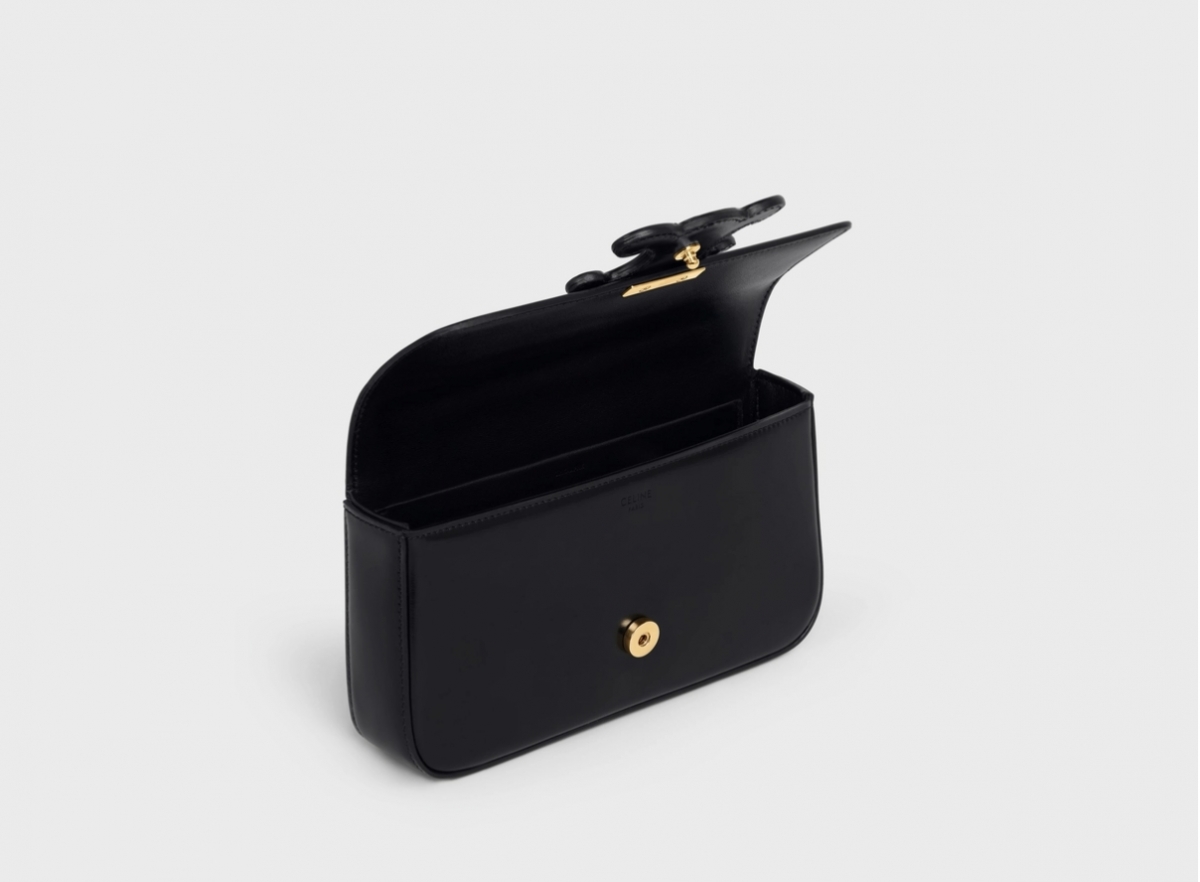 設計低調沉實,適合喜歡純色手袋的女生們!