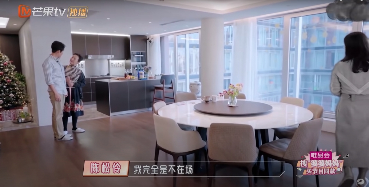 客廳相當寬敞,客廳的落地玻璃窗景色開揚!