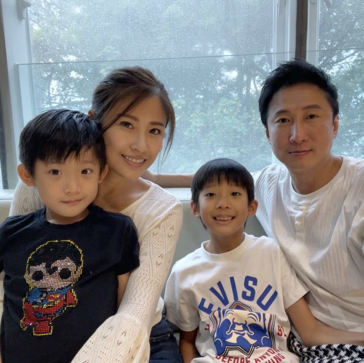 雖然兩人婚後非常恩愛,但其實亦面對過出軌疑雲!