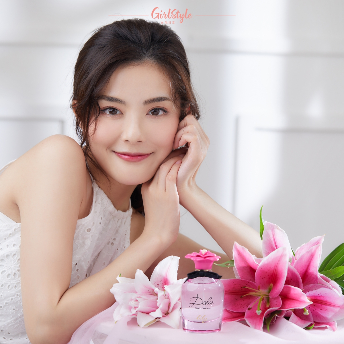 Dolce Lily將精緻清甜的粉紅百合、富有異國情調的百香果及柔和感性的麝香作完美結合，交織出清新明亮的花果香氣息。