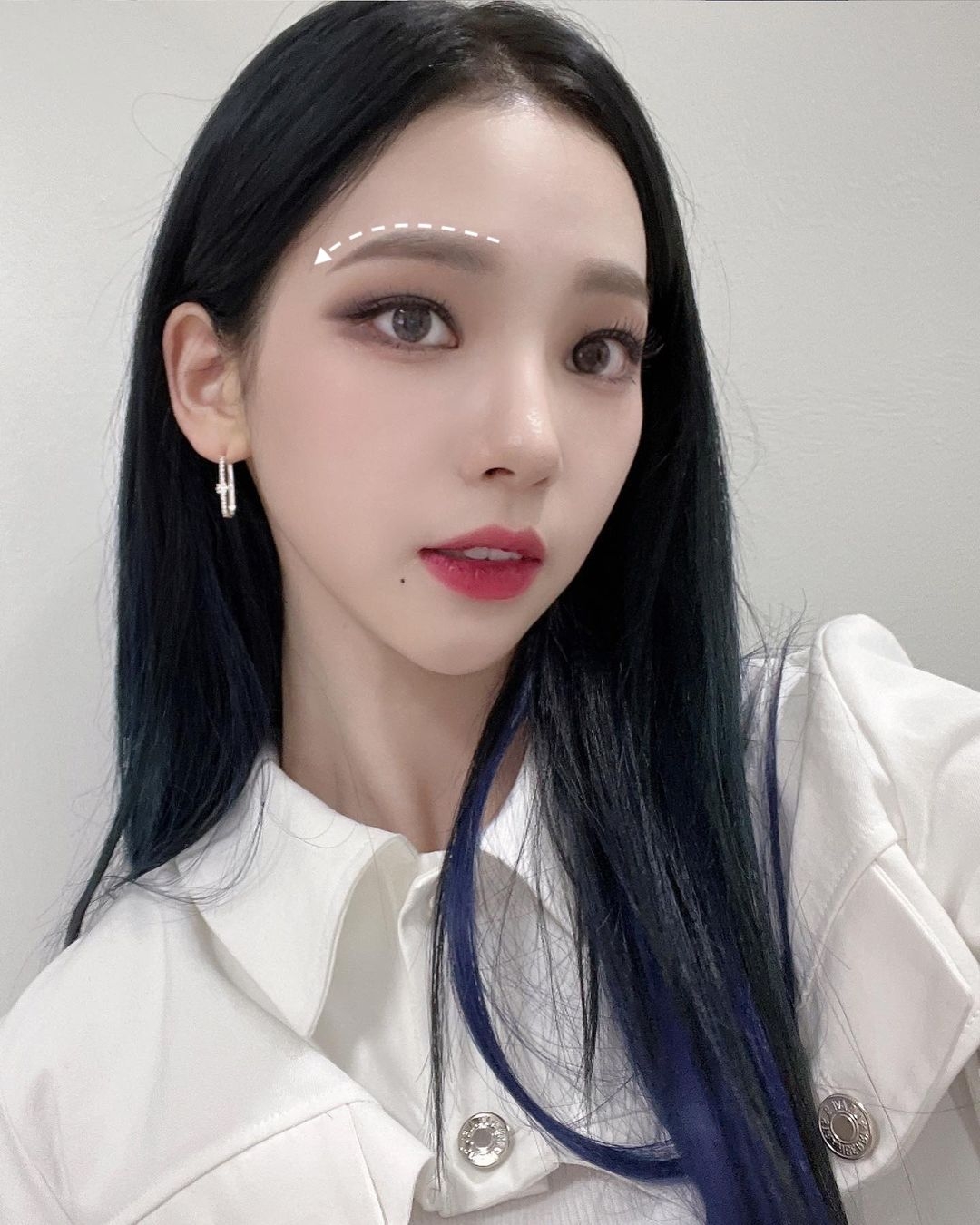 以平直的眉型和微微下垂的眉尾,呈現出自然、柔和的弧度。