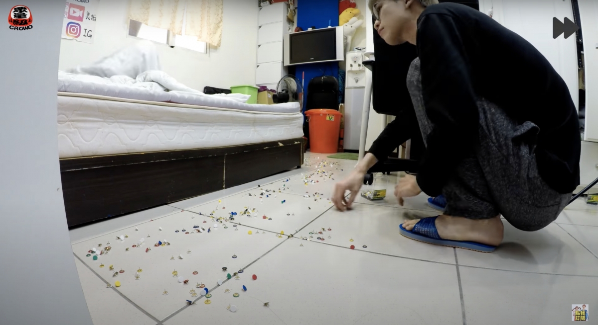 將1000粒圖釘均勻撒在床邊的地下