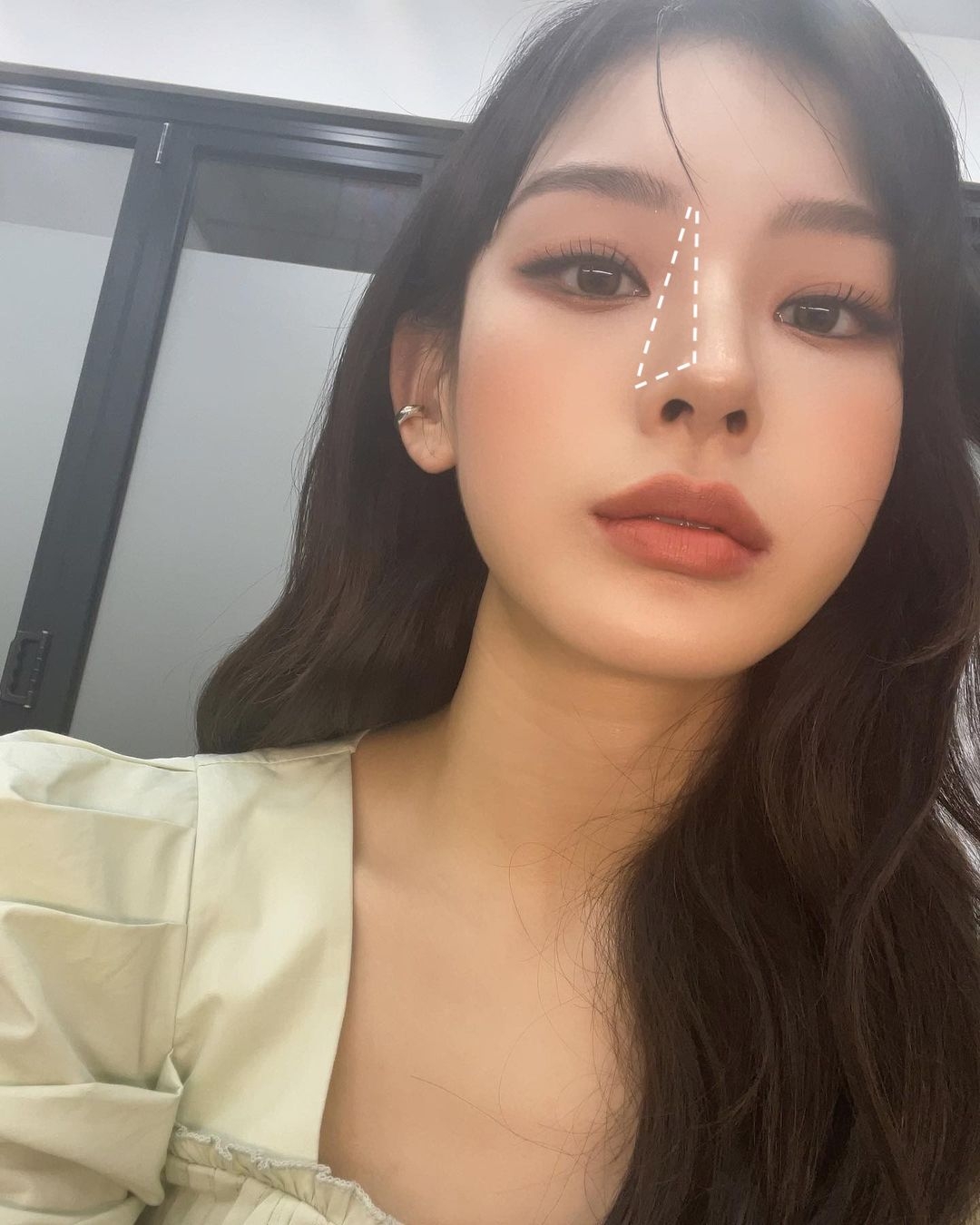 用陰影輕輕打在山根與眉毛間的三角位,再順著向下輕掃一下。