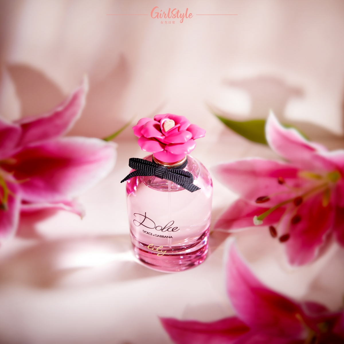鮮豔粉紅色玻璃瓶身，配上粉紅色花形瓶蓋設計，猶如一朵綻放盛開的百合花，實在美到不行！