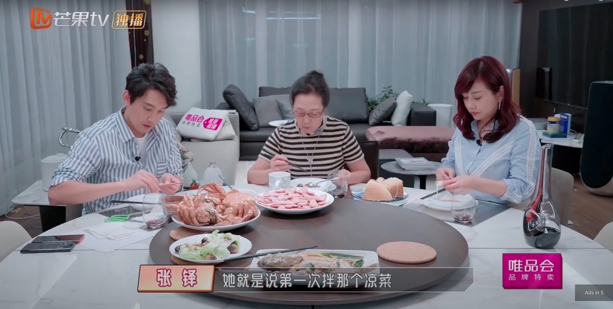 飯廳擺放的雲石飯枱足足可以坐8人同枱食飯!