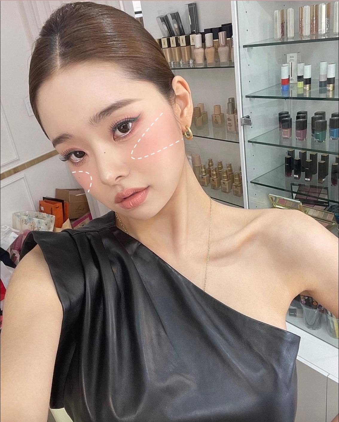 重點在眼下臉頰位置畫上腮紅,雙頰瞬間變得飽滿!