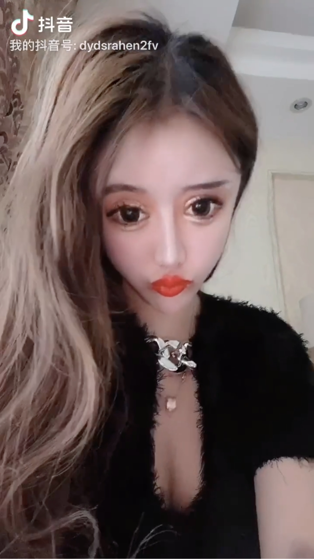 經歷多次整容手術,再加上拍照時的重濾鏡!