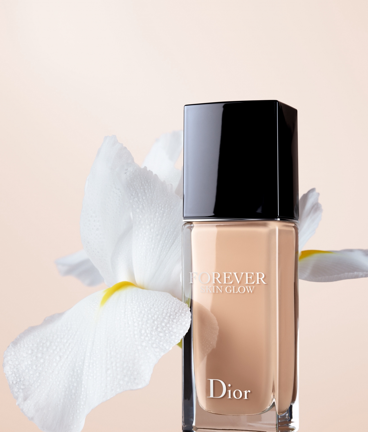 恆久貼肌亮澤粉底液能鎖緊肌膚水分，打造24小時零瑕透亮妝效。