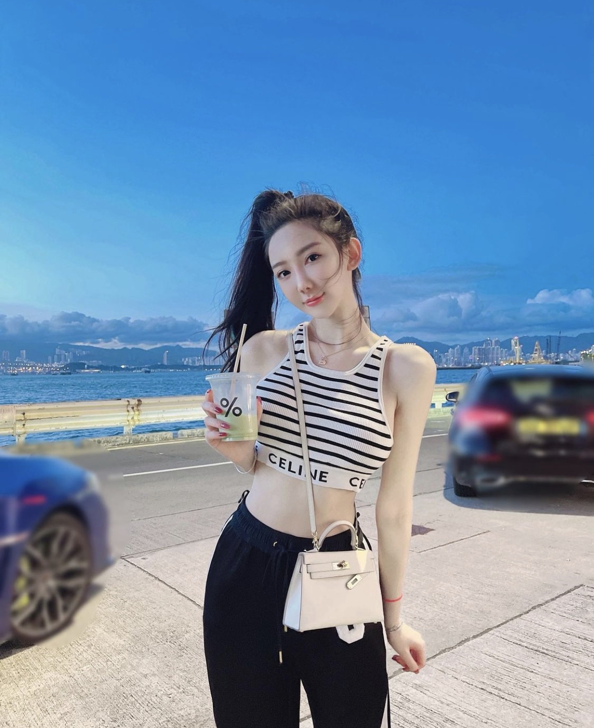 單看Hermès的Mini Kelly,Cammi已經有一個白色、一個粉紅色!