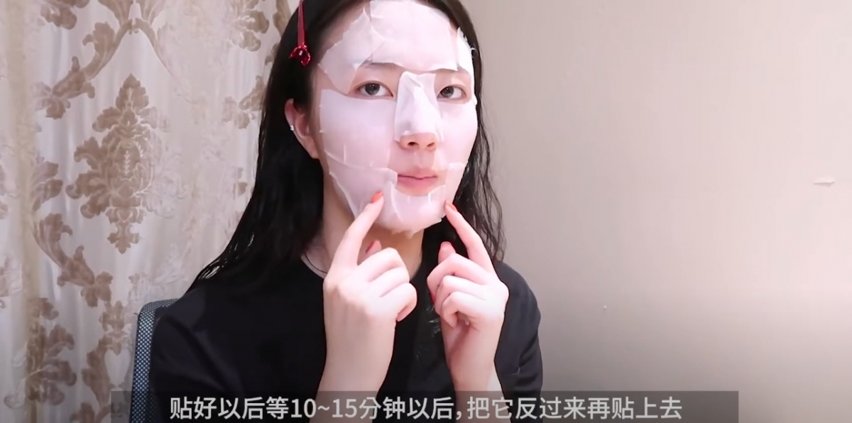 第三步:將搽有乳液的一面反過來濕敷