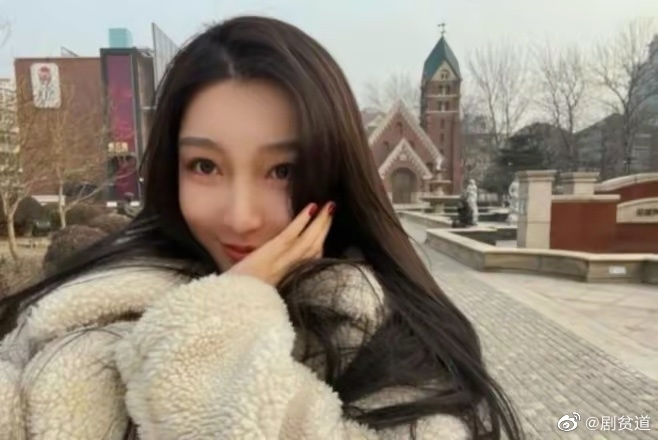 都美竹化妝的樣子