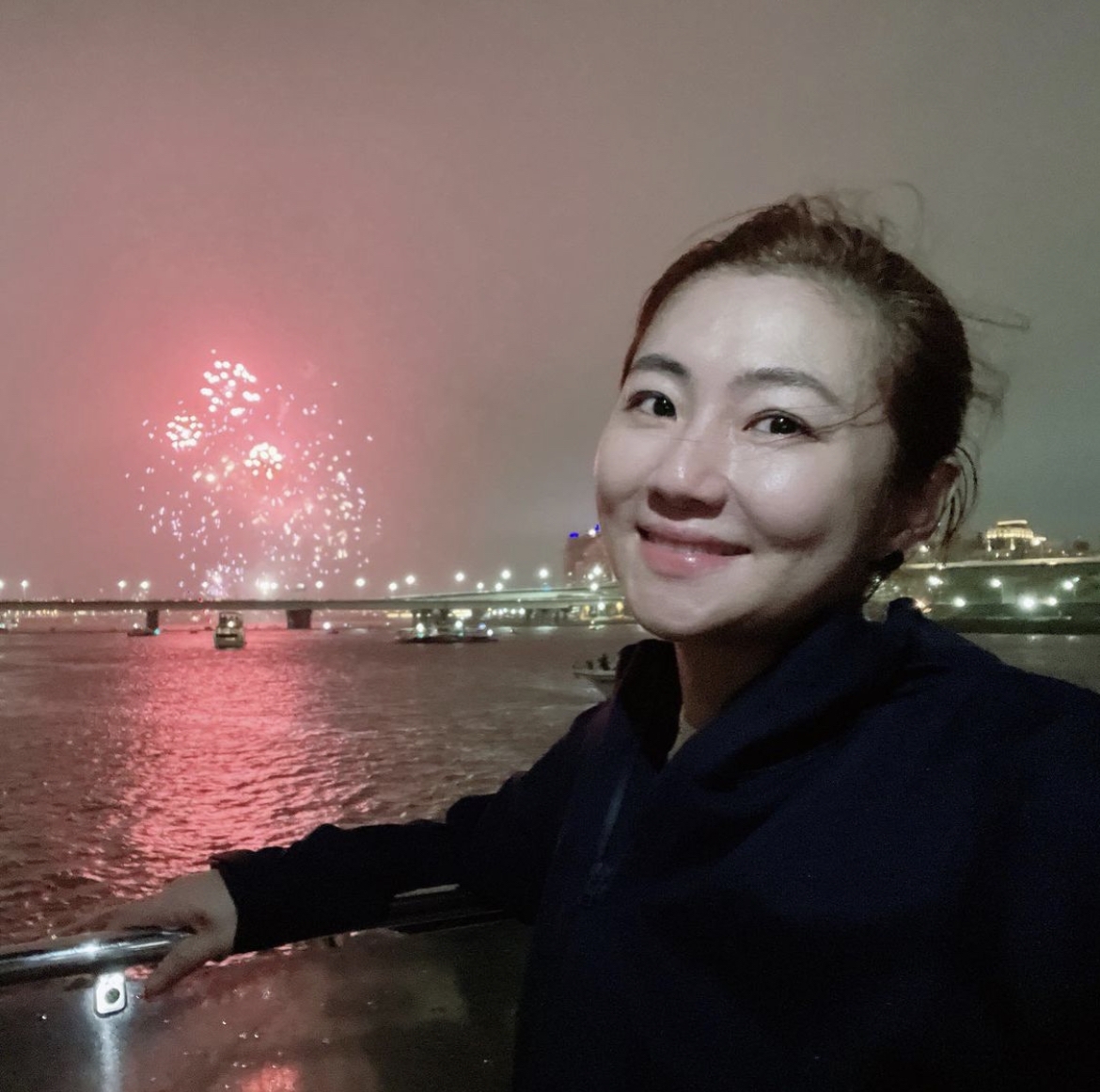 內地媒體發現一名戴眼鏡、比Selina高出半個頭的斯文男子開車接她下班!