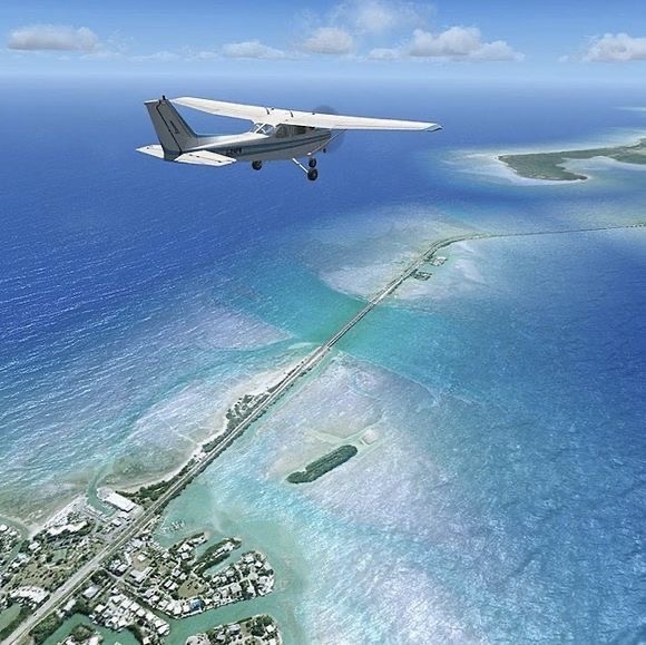 如果飛機墜毁於海面,亦有可能隨時爆炸或者沉入水底!