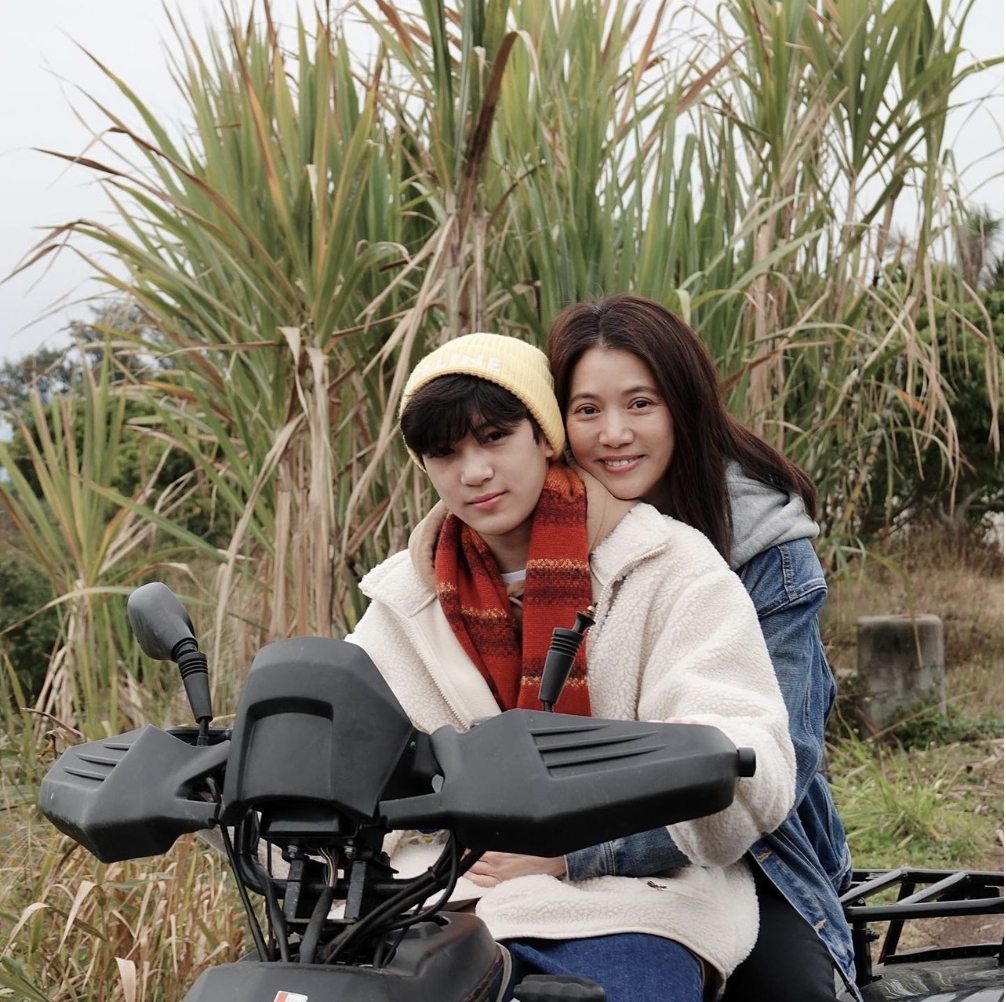 早前，魔童更趁著農曆新年，罕有在IG分享與媽媽袁詠儀的正面合照！