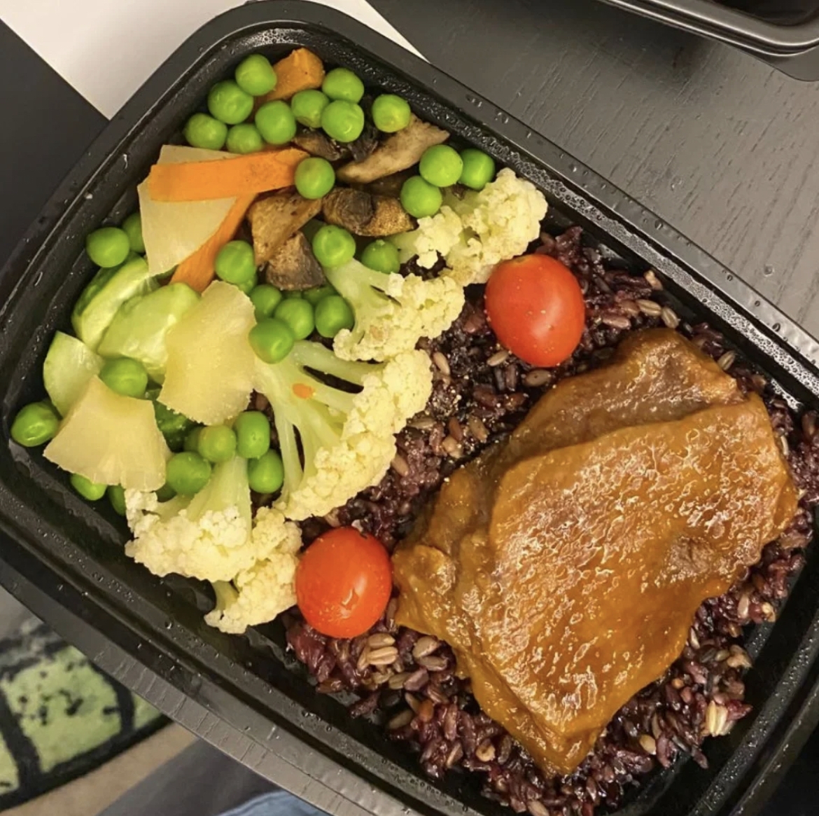 阿嬌就算食外賣飯盒,蔬菜都佔飯盒的一半,更食紅糙米取替白飯!