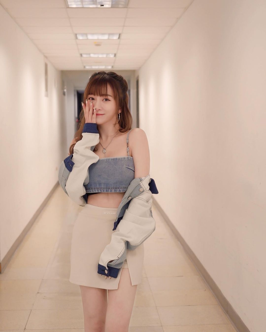台灣藝人篠崎泫就以牛仔吊帶上衣完美展現出身材曲線~