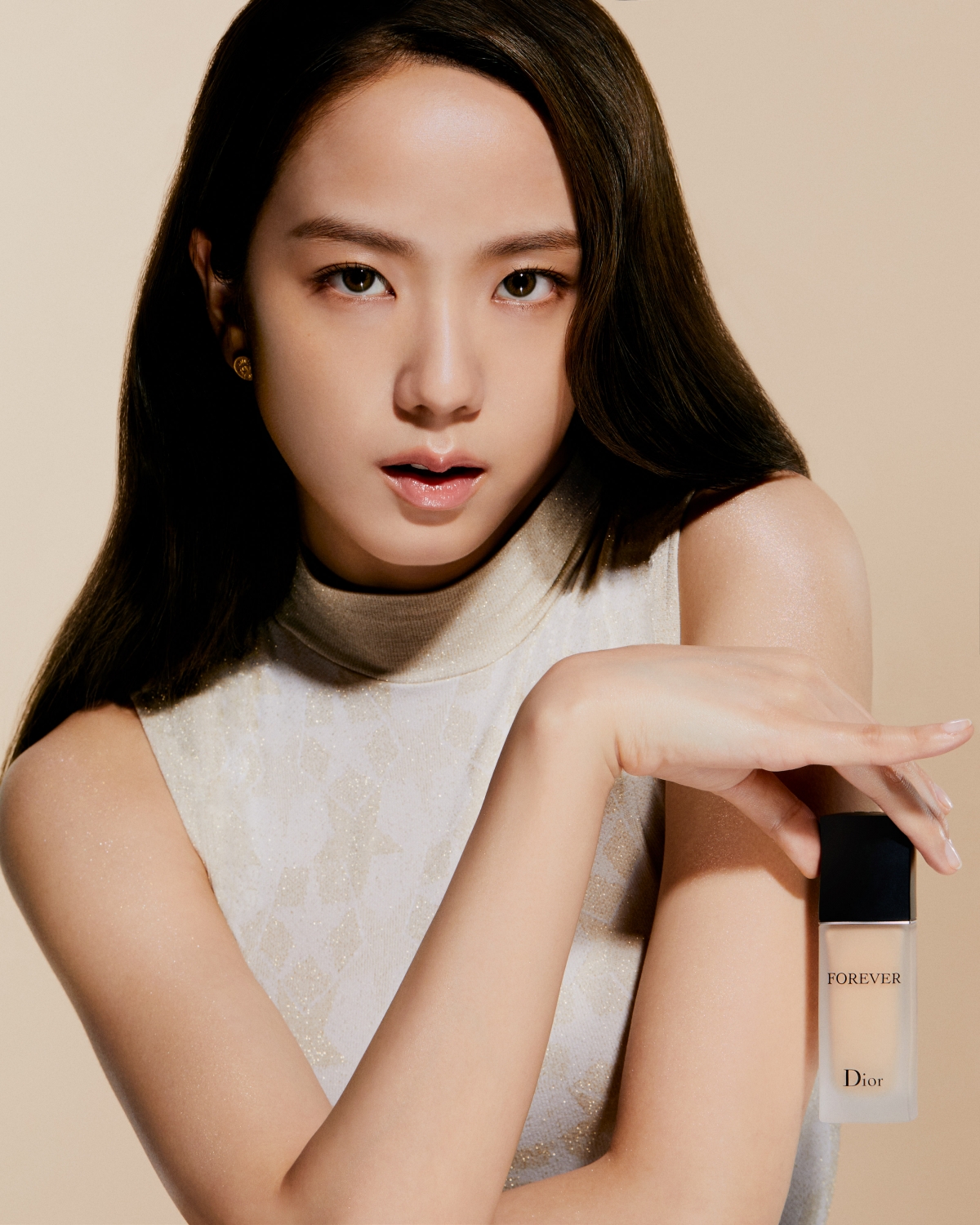 恆久貼肌柔霧粉底液一抹妝感啞緻柔滑，讓肌膚猶如自帶柔焦Filter一樣。