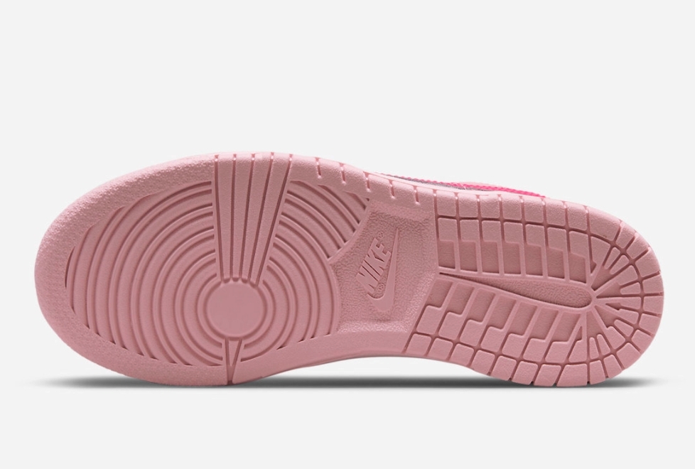 就連橡膠鞋底都呼應全對鞋的設計,運用淺粉紅色製成