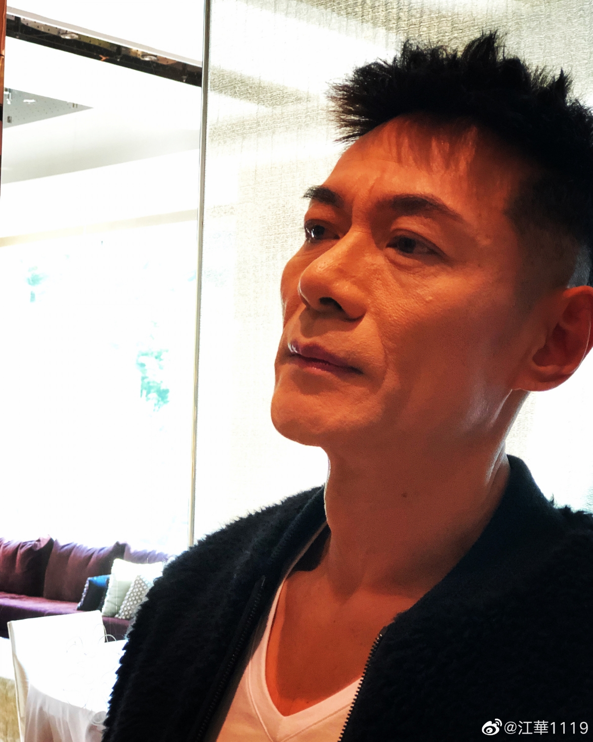 現年60歲的江華近年轉戰內地市場,不時直播帶貨~