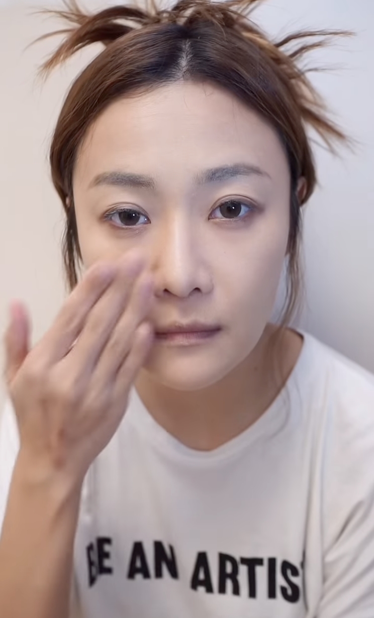 早前被網民指妝前妝後變化大!