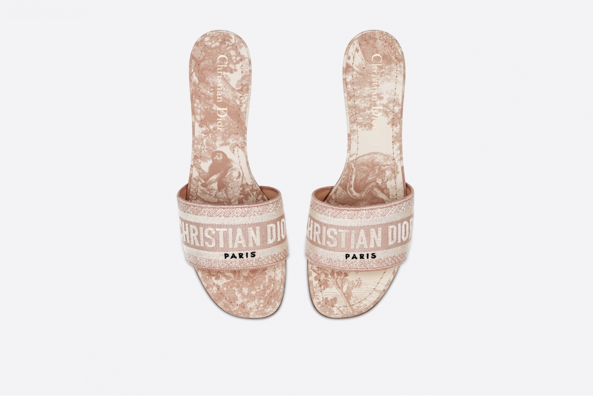 Dior 這款高跟涼鞋運用了品牌經典的 Toile de Jouy 主題圖案設計而成