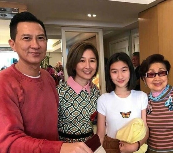兩人相當恩愛