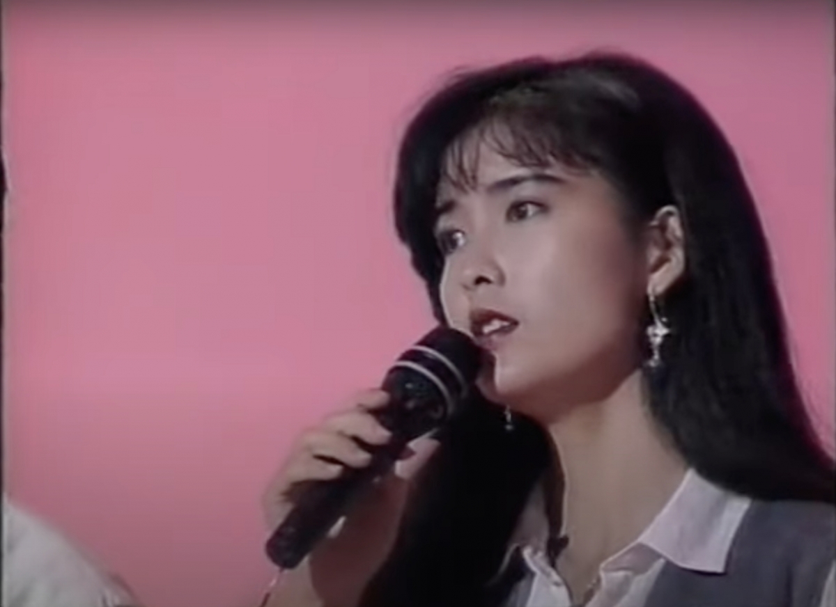 周慧敏於1988年入行,是香港的創作歌手