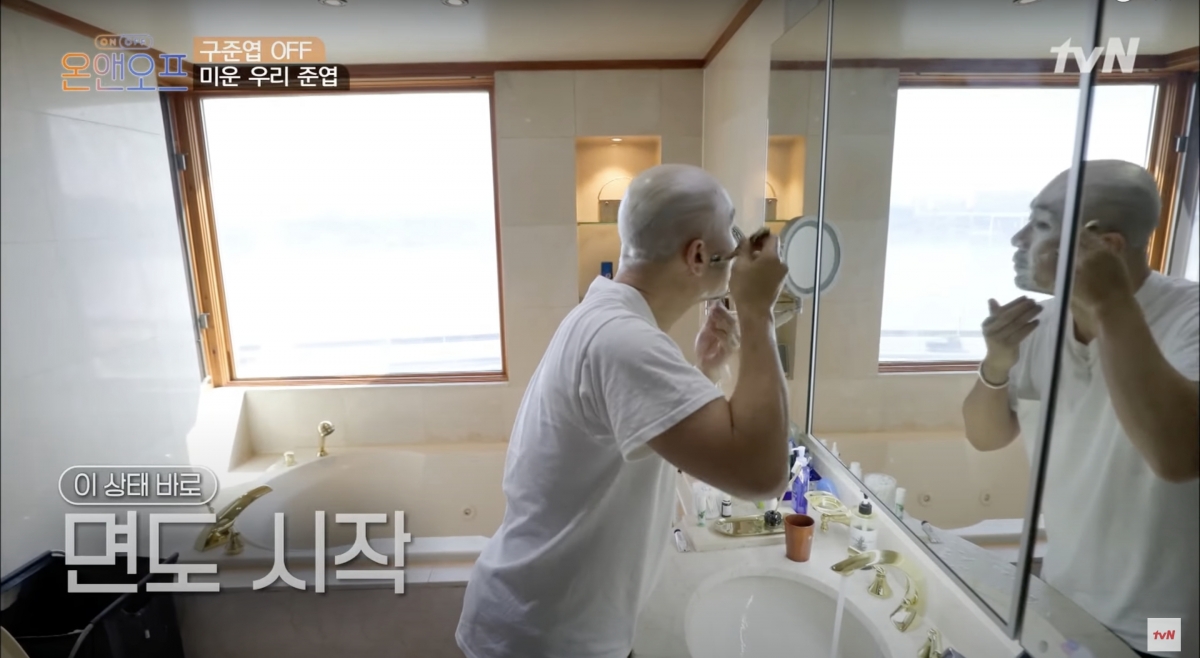 洗水間的位置設計簡約乾淨,浴缸旁的玻璃窗同樣對正漢江~