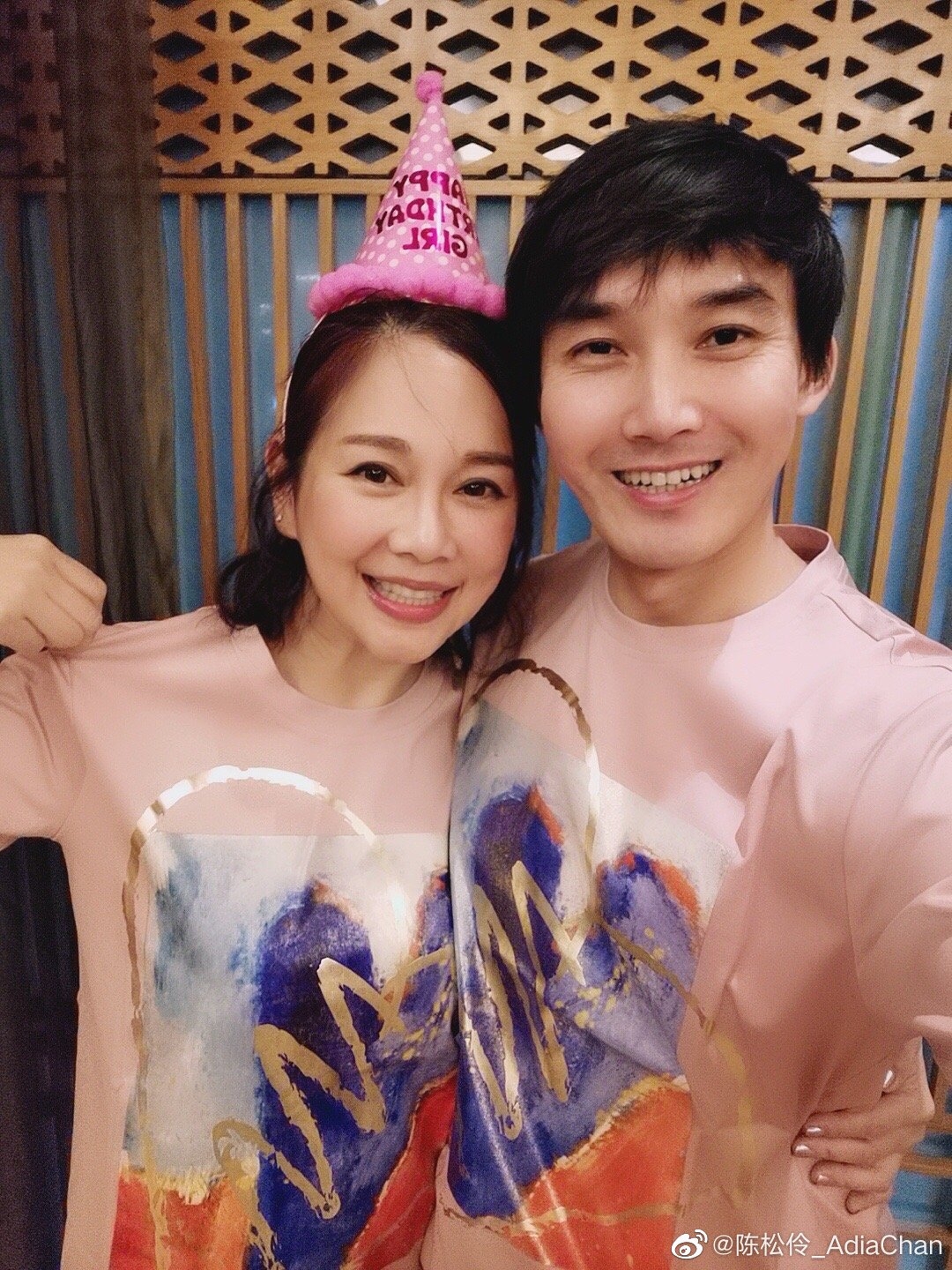現年51歲的陳松伶與細8年的內地男星張鐸相愛16年